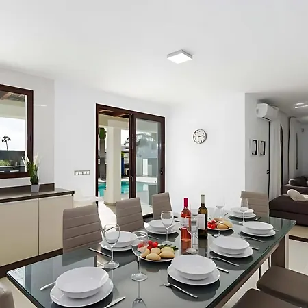 فيلة Bella Valen *